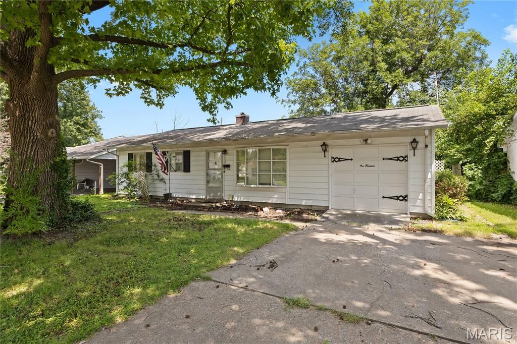 114 Saint James Lane, East St Louis, IL 62206