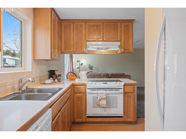 6385 Se JOHNSON St, Hillsboro, OR 97123