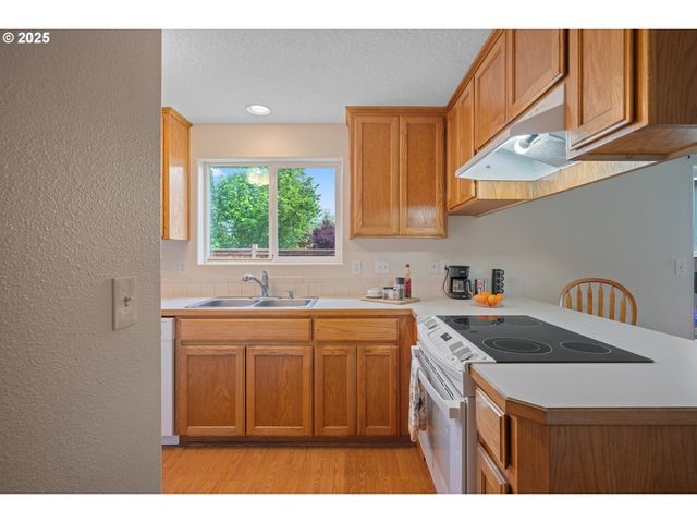 6385 Se JOHNSON St, Hillsboro, OR 97123