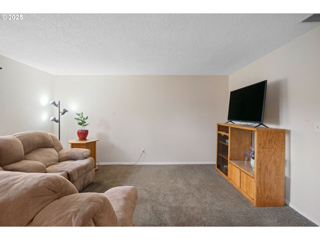 6385 Se JOHNSON St, Hillsboro, OR 97123
