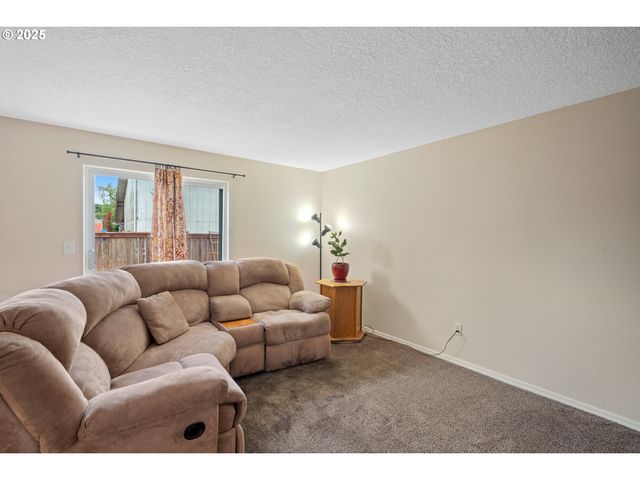 6385 Se JOHNSON St, Hillsboro, OR 97123