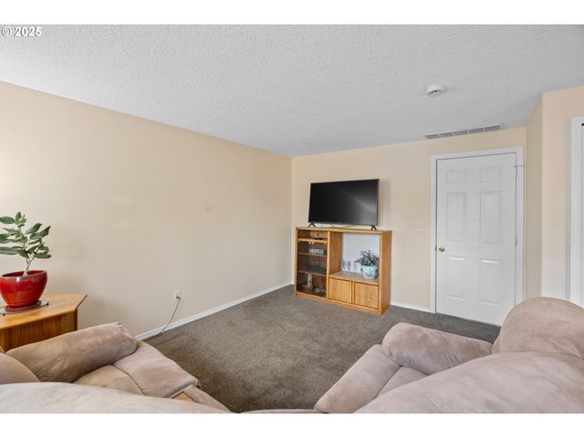 6385 Se JOHNSON St, Hillsboro, OR 97123