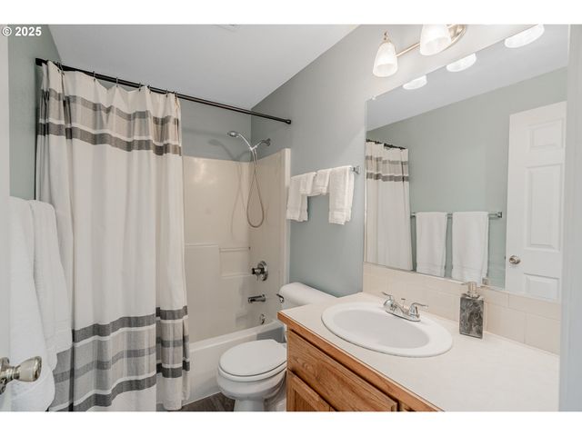 6385 Se JOHNSON St, Hillsboro, OR 97123