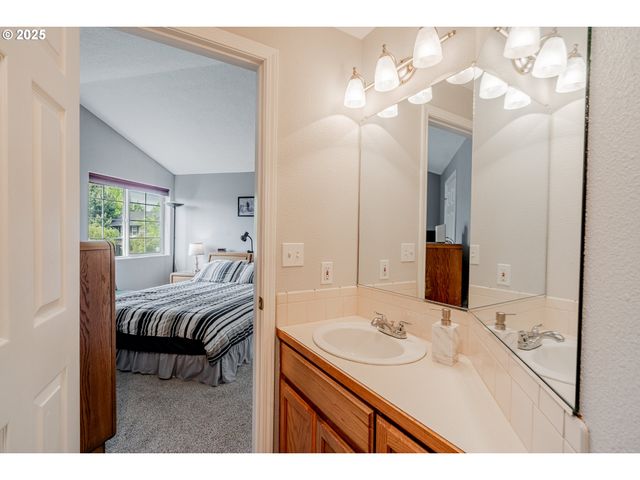 6385 Se JOHNSON St, Hillsboro, OR 97123