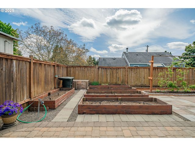 6385 Se JOHNSON St, Hillsboro, OR 97123