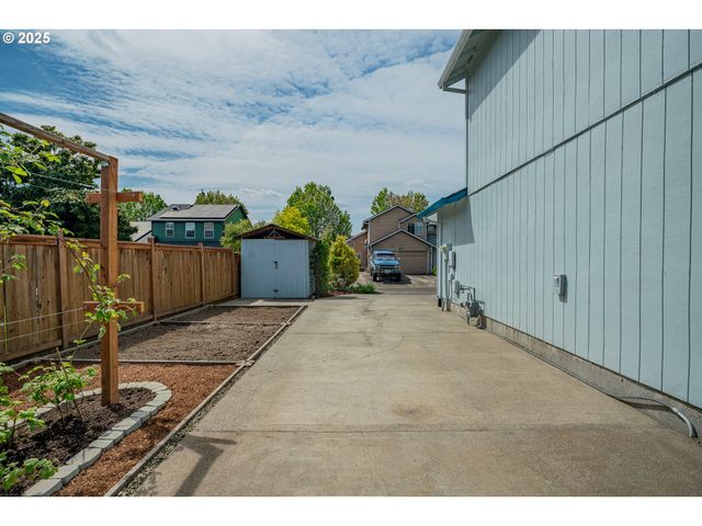 6385 Se JOHNSON St, Hillsboro, OR 97123