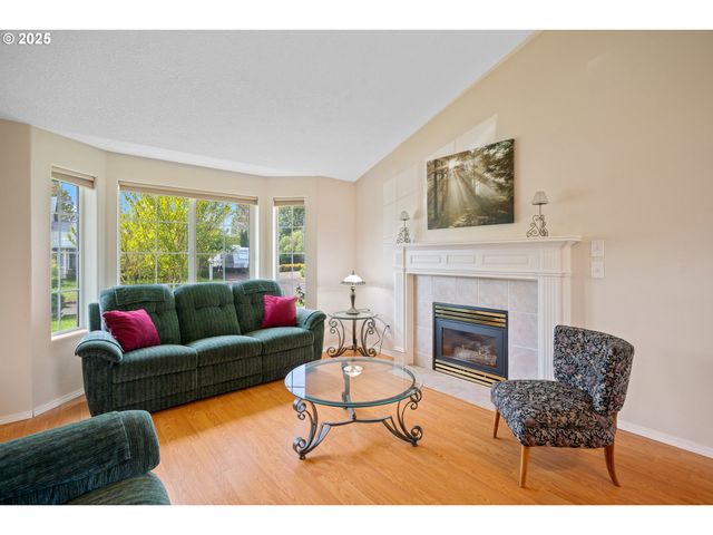 6385 Se JOHNSON St, Hillsboro, OR 97123