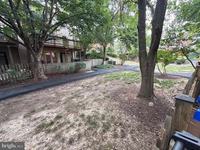 5832 APSLEY HOUSE CT, Alexandria, VA 22310