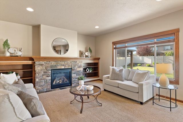 17709 E Daystar Rd, Greenacres, WA 99016
