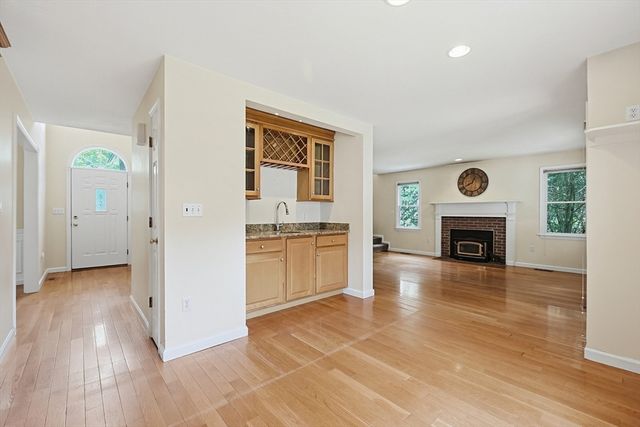 6 Oakwood Ct., Framingham, MA 01701