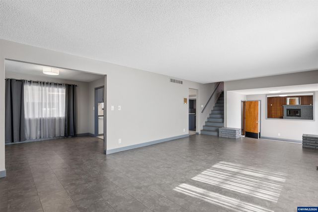 389 Maxwell Rd, Eugene, OR 97404