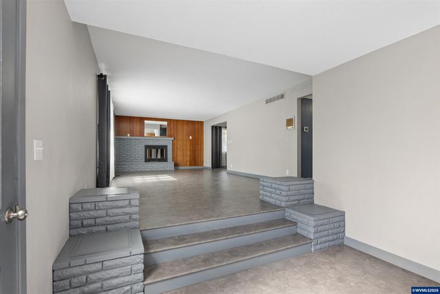 389 Maxwell Rd, Eugene, OR 97404
