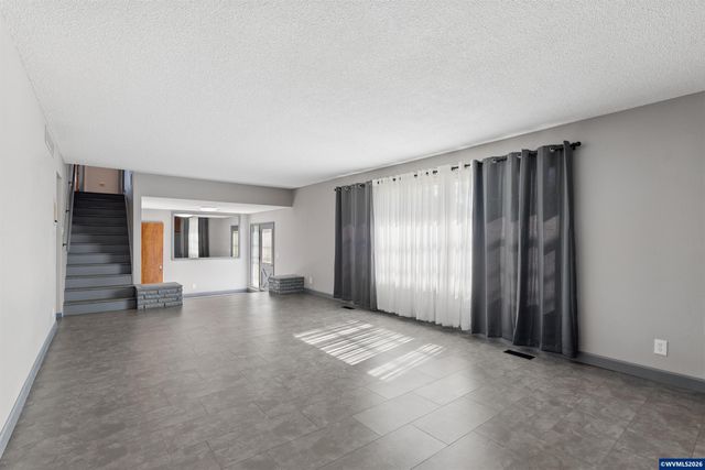 389 Maxwell Rd, Eugene, OR 97404