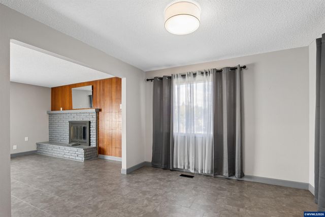 389 Maxwell Rd, Eugene, OR 97404