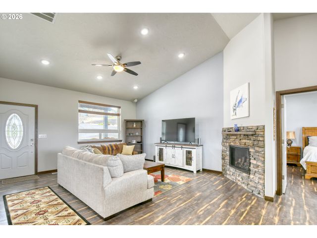 527 Sw QUINNEY Pl, Pendleton, OR 97801