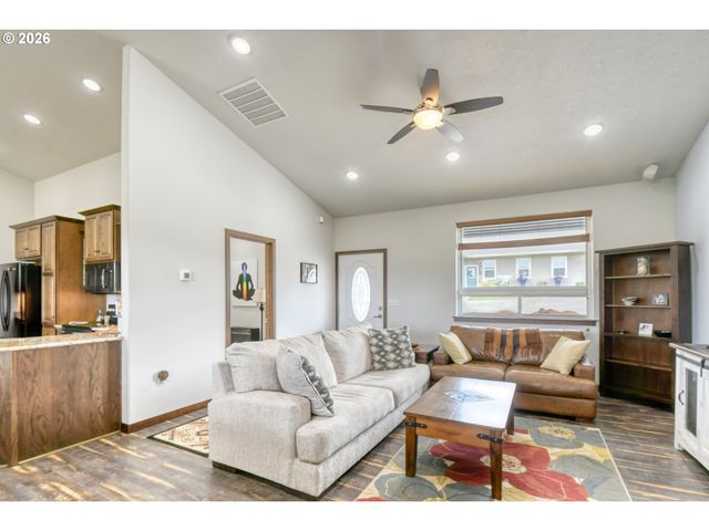 527 Sw QUINNEY Pl, Pendleton, OR 97801