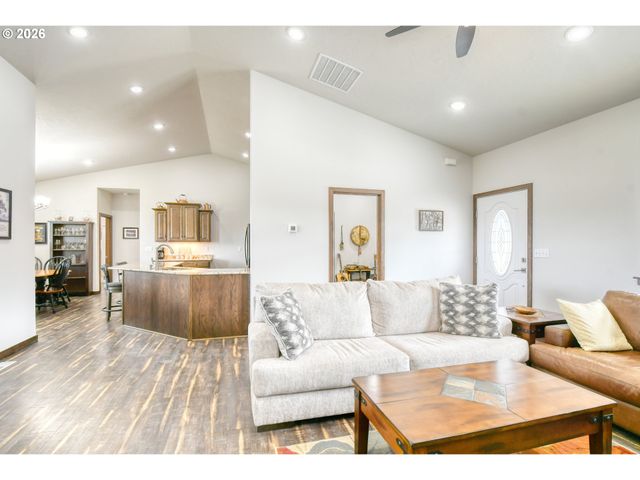 527 Sw QUINNEY Pl, Pendleton, OR 97801