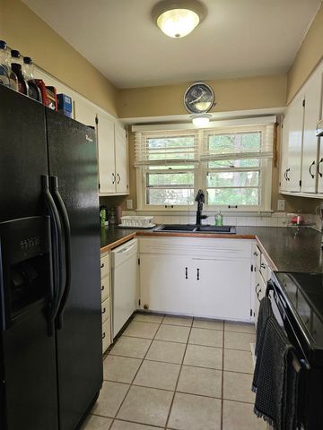 511 N Country Acres Ave, Wichita, KS 67212