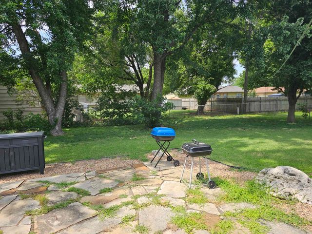 511 N Country Acres Ave, Wichita, KS 67212