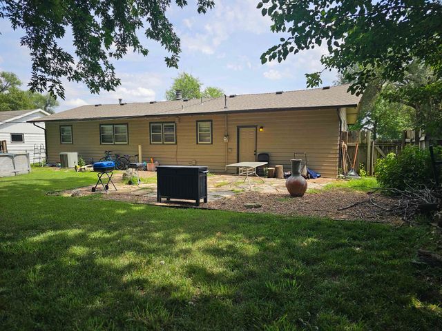 511 N Country Acres Ave, Wichita, KS 67212