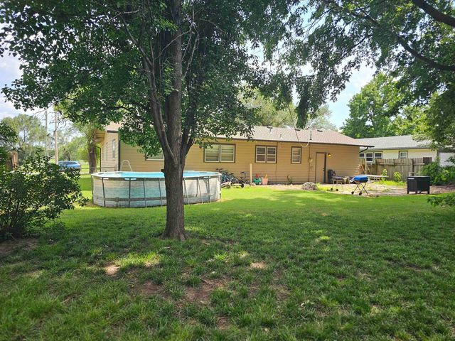 511 N Country Acres Ave, Wichita, KS 67212