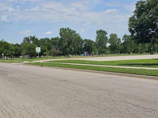 511 N Country Acres Ave, Wichita, KS 67212