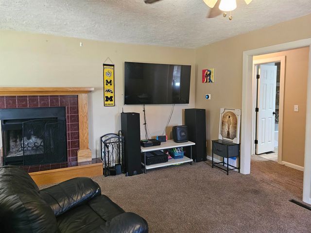 511 N Country Acres Ave, Wichita, KS 67212