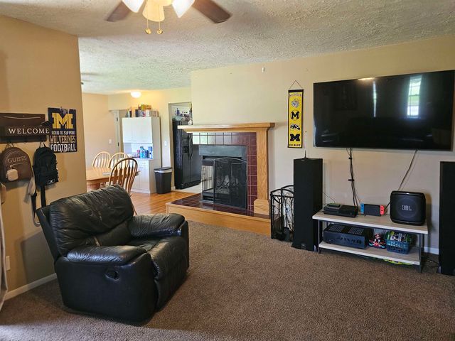 511 N Country Acres Ave, Wichita, KS 67212