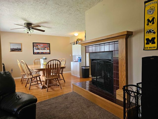 511 N Country Acres Ave, Wichita, KS 67212