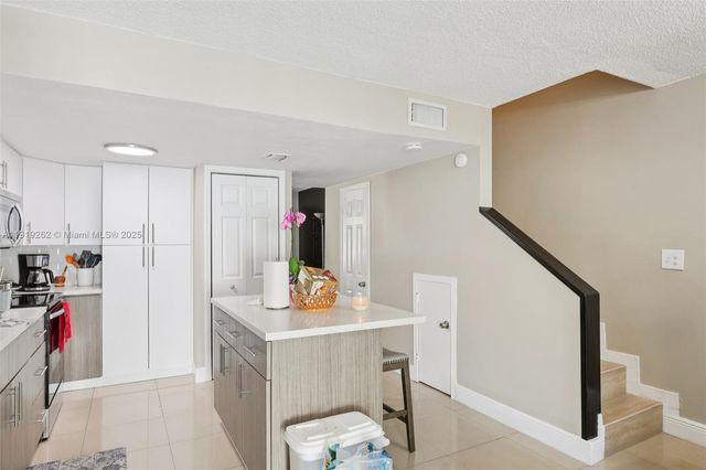 8389 NW 8th St 7, Miami, FL 33126