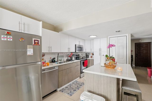 8389 NW 8th St 7, Miami, FL 33126