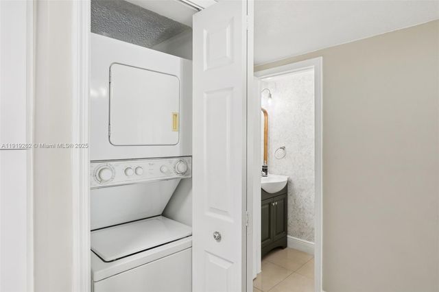 8389 NW 8th St 7, Miami, FL 33126