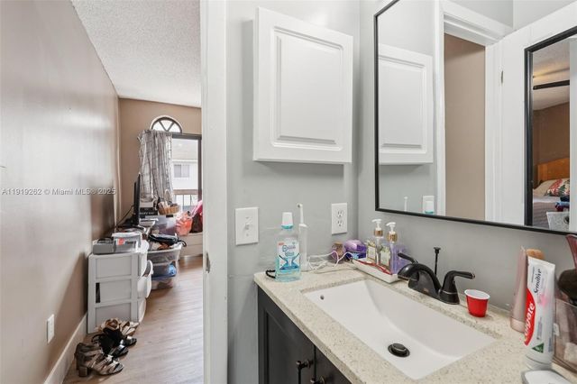 8389 NW 8th St 7, Miami, FL 33126