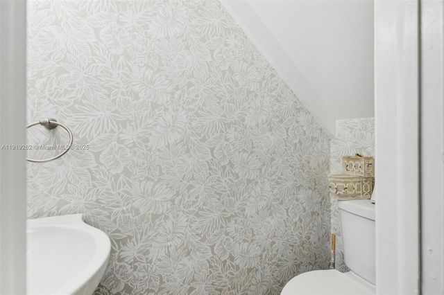 8389 NW 8th St 7, Miami, FL 33126