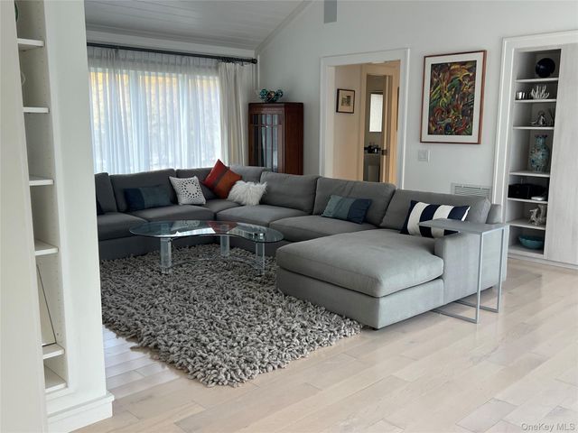 42 N Menantic Road, Shelter Island, NY 11964