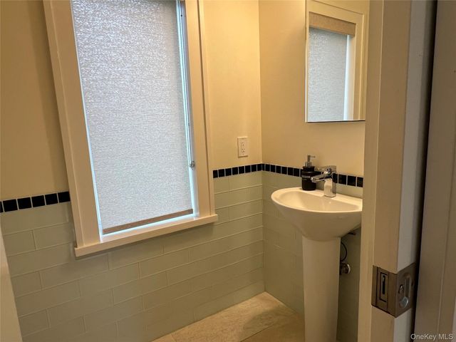 42 N Menantic Road, Shelter Island, NY 11964