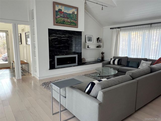 42 N Menantic Road, Shelter Island, NY 11964