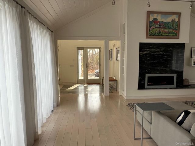 42 N Menantic Road, Shelter Island, NY 11964