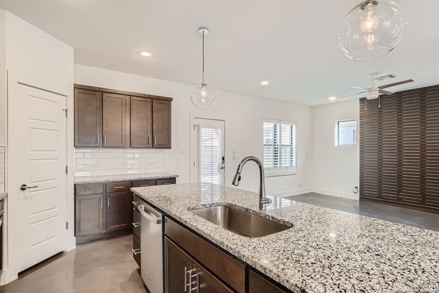 425 E Mistletoe Ave Unit 200, San Antonio, TX 78212