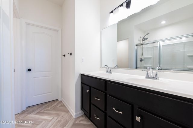 10029 Windcrest Farms Ln, Louisville, KY 40291