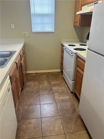 1009 SE J Street, Bentonville, AR 72712