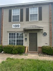 1009 SE J Street, Bentonville, AR 72712