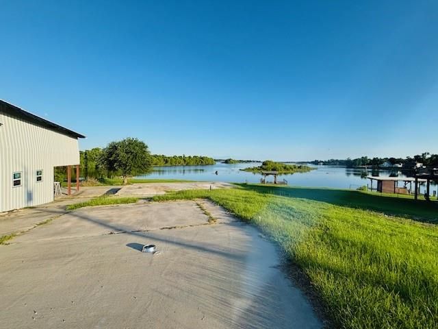 512 Laurel Cove W, Onalaska, TX 77360