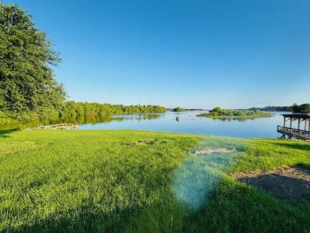 512 Laurel Cove W, Onalaska, TX 77360