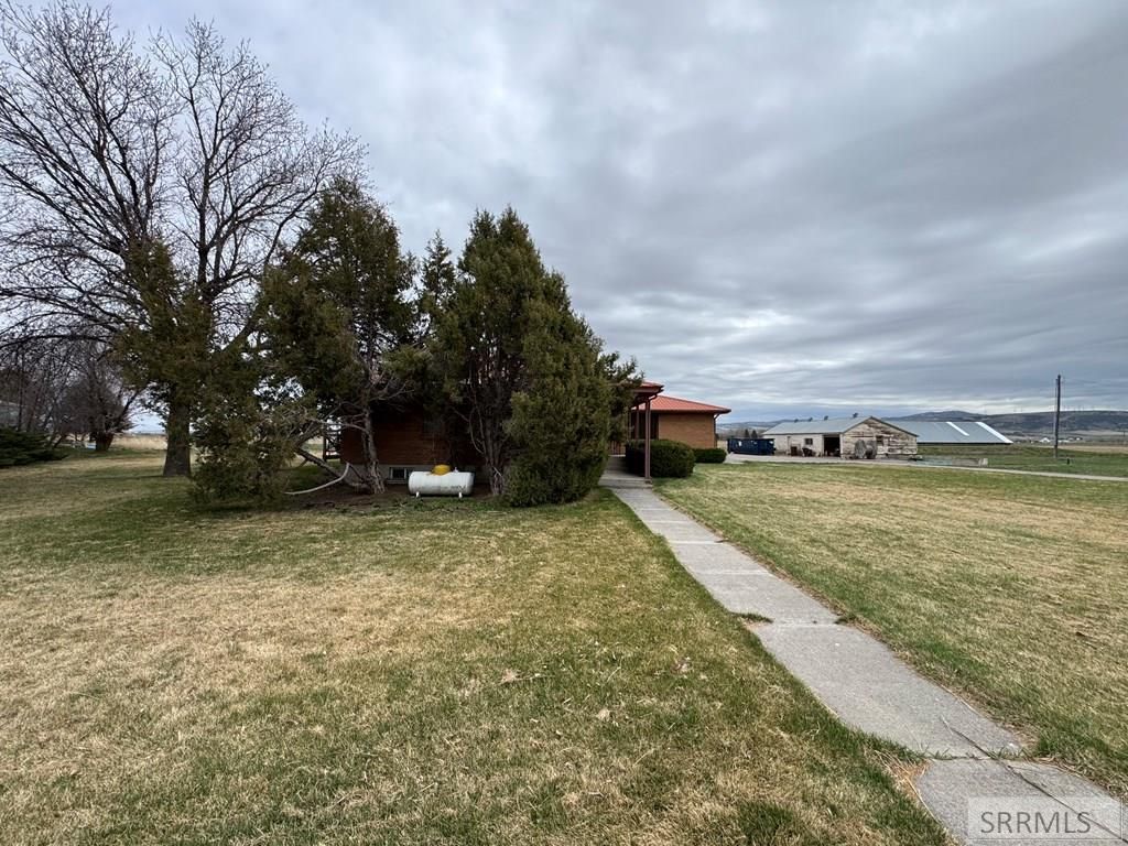 Image 2 of property listing at 1417 N 1100 E, Shelley, ID 83274