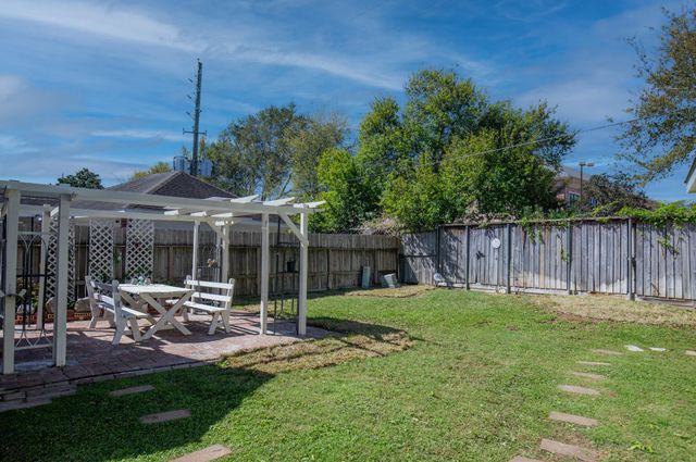 4631 Meadow Green Drive, Sugar Land, TX 77479