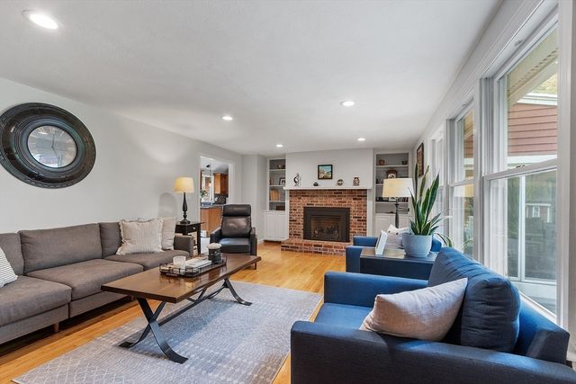 48 Cooney Rd, Tewksbury, MA 01876