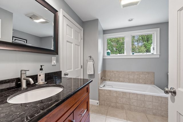 48 Cooney Rd, Tewksbury, MA 01876