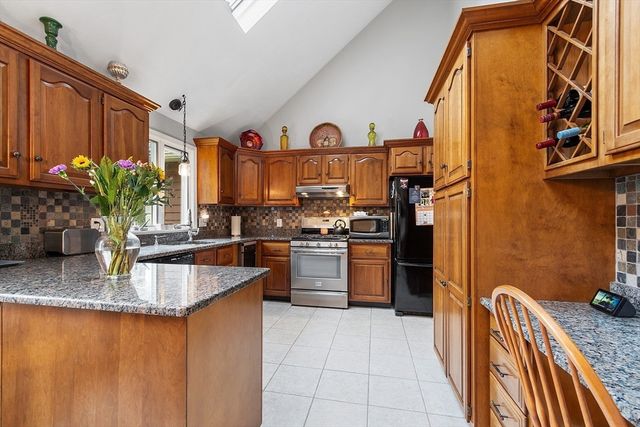 48 Cooney Rd, Tewksbury, MA 01876