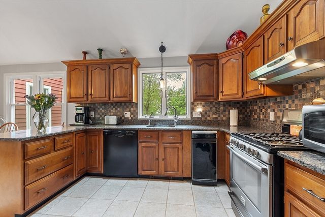 48 Cooney Rd, Tewksbury, MA 01876